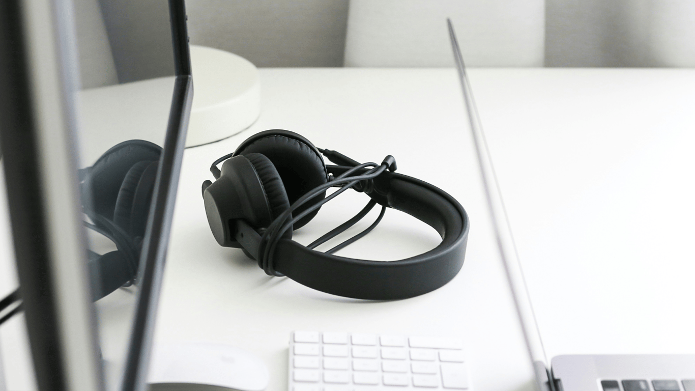 Wired Headphones Are Back: 6 Advantages That Make Them Better Than Wireless