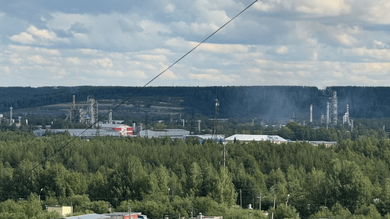 Дрони ГУР вдарили по нафтопереробному заводу в РФ: стратегічний об’єкт пошкоджено