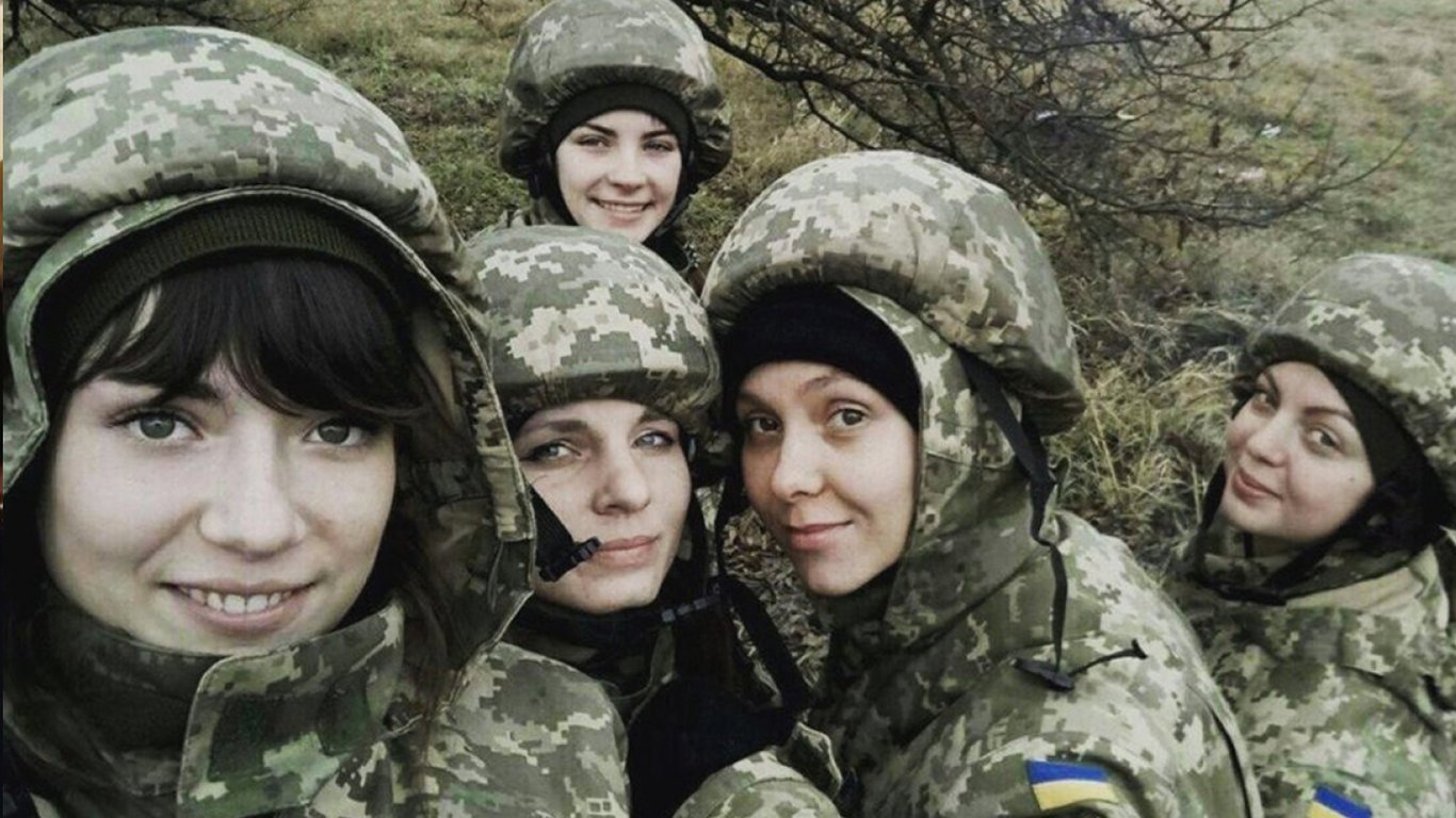 Кабмін зобов’язав жінок-медиків ставати на військовий облік: що це означає