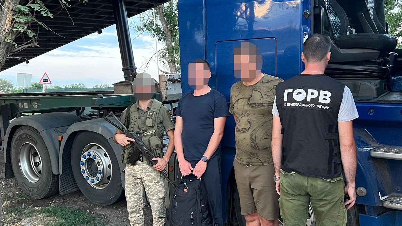 Батько й син переправляли чоловіків у схованках вантажівок: їм загрожує до 9 років в’язниці