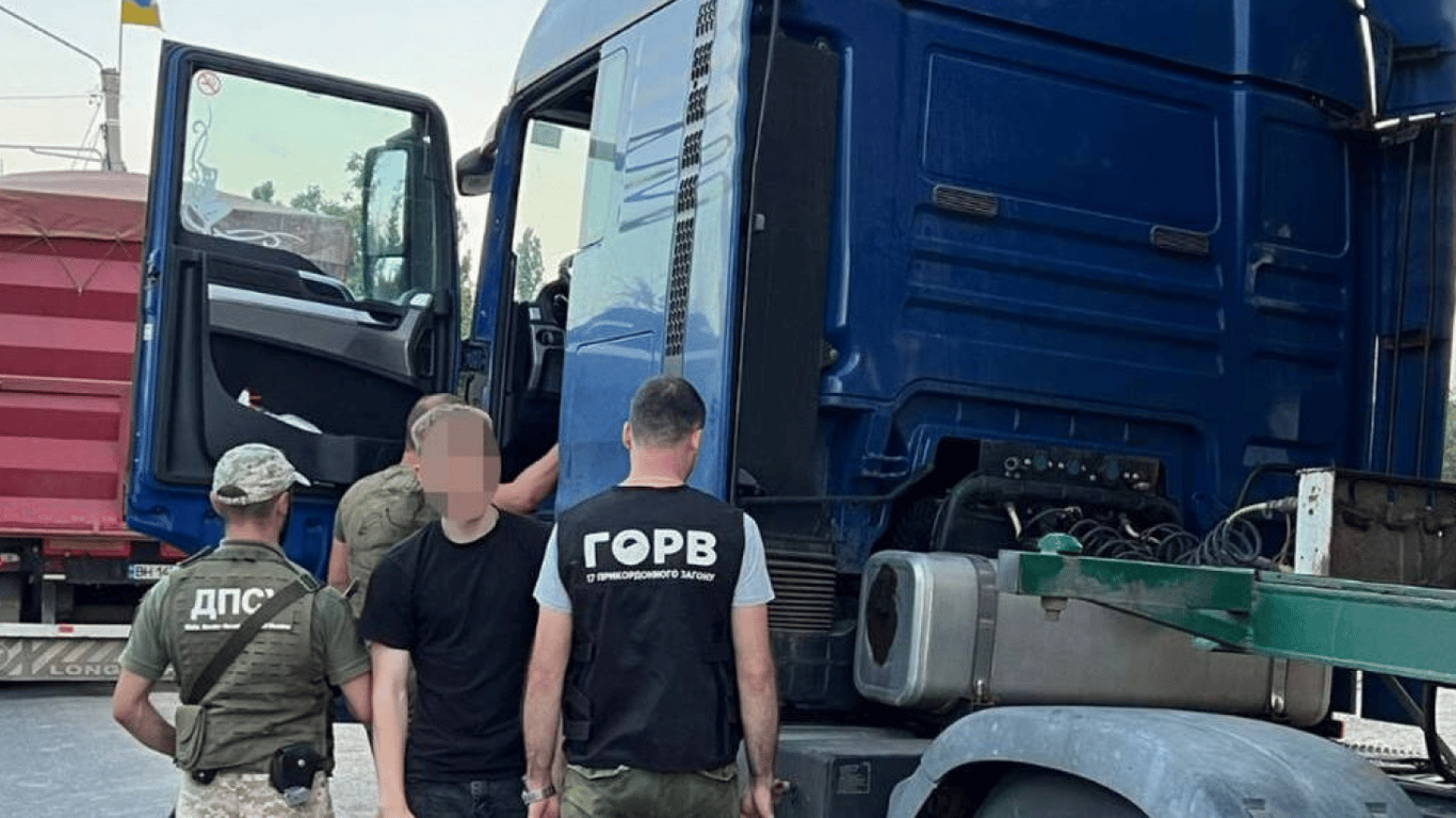 Пограничники раскрыли укрытия в грузовиках: как отец и сын перевозили нарушителей в Румынию