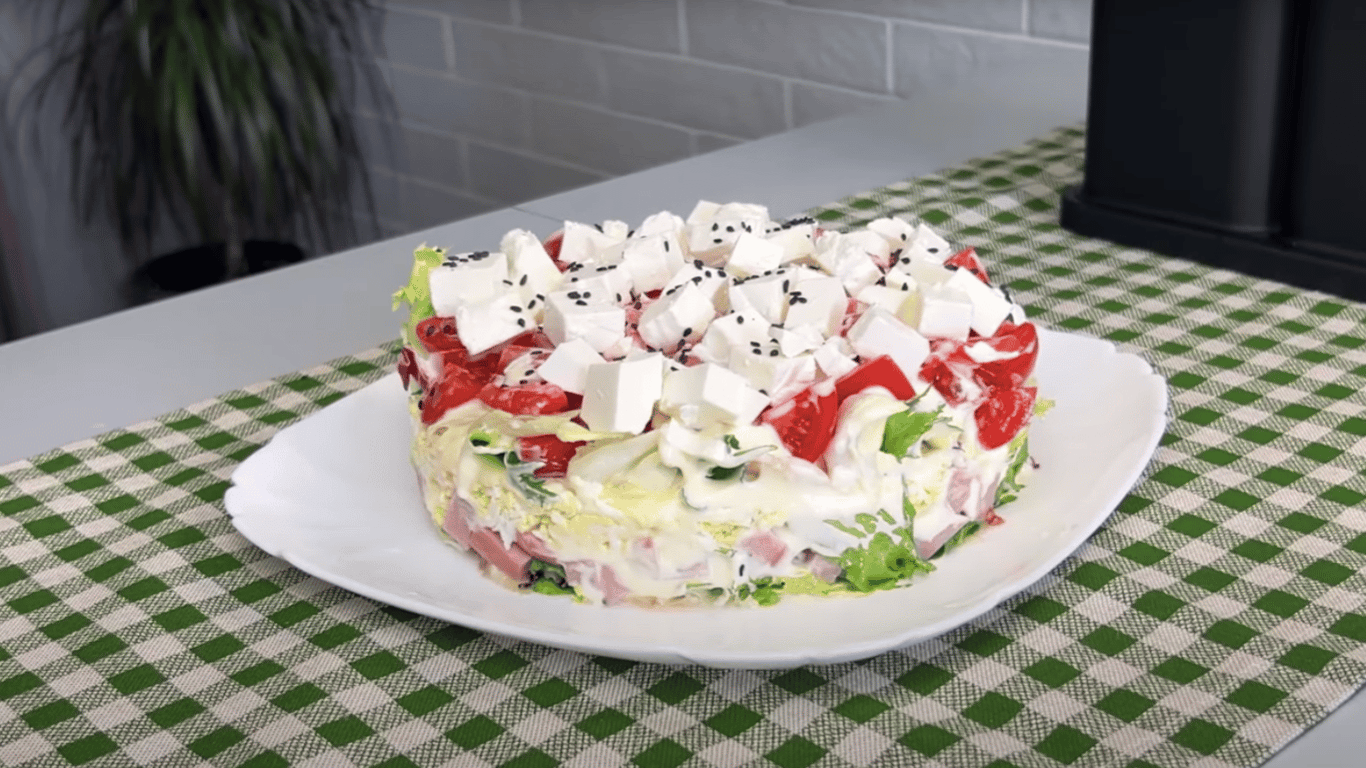 Sałatka z kiełbasą, fetą i pomidorkami cherry: prosty przepis na codzienne i świąteczne dni (89 znaków)