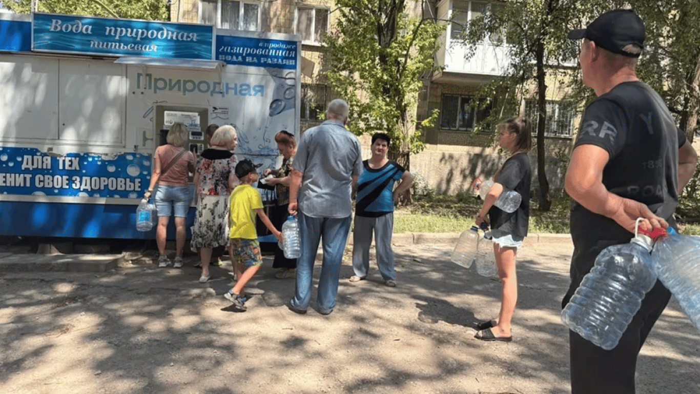 Окупанти в Донецьку продають воду в 5 разів дорожче: як це впливає на мешканців