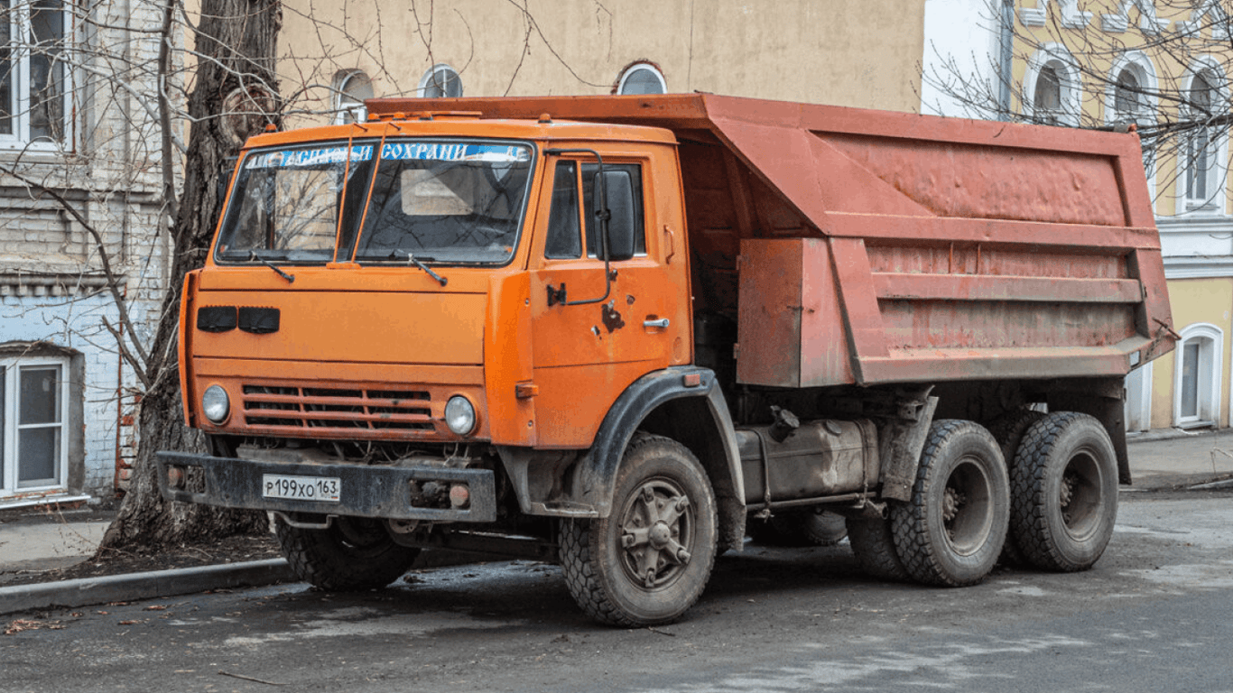 Російський водій двічі намагався таранити натовп: що стало причиною атаки