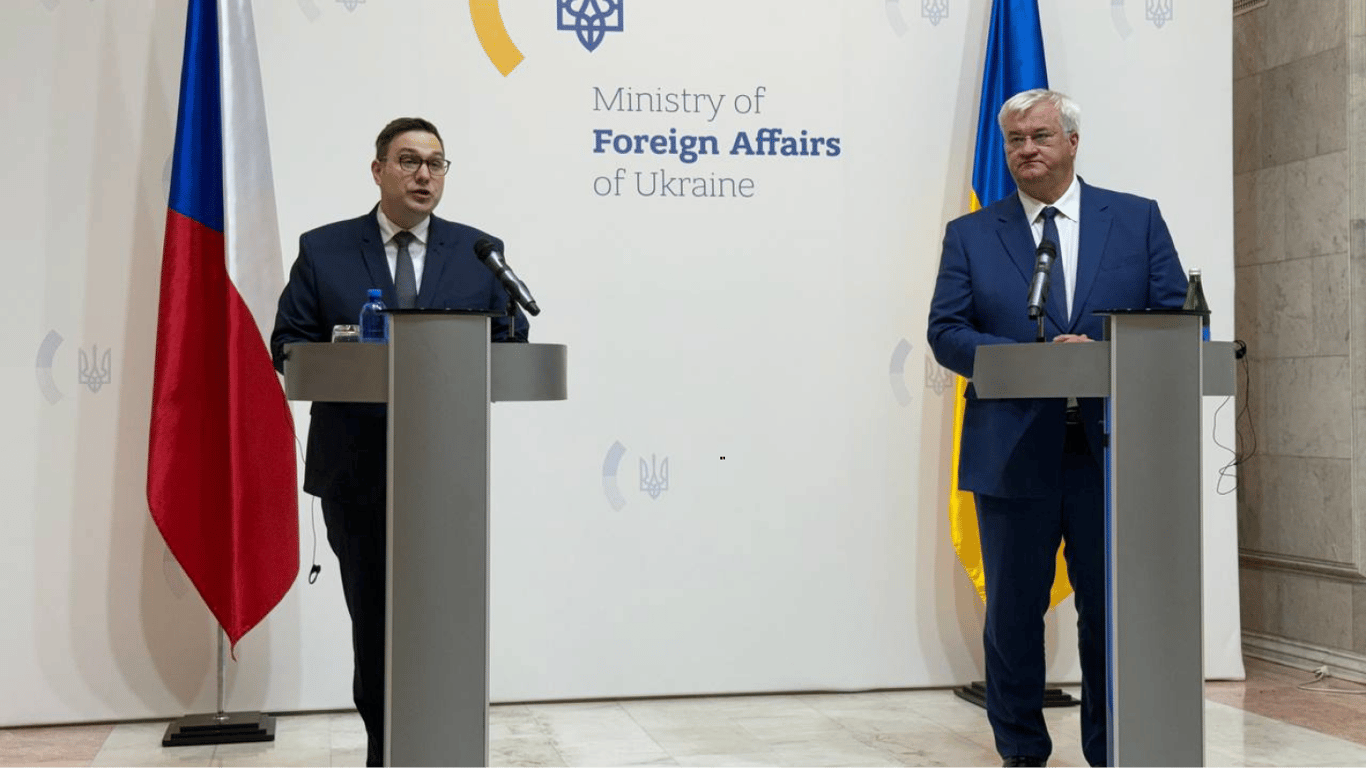Україна та Чехія посилюють виробництво зброї: ЗСУ отримають 1,8 млн боєприпасів