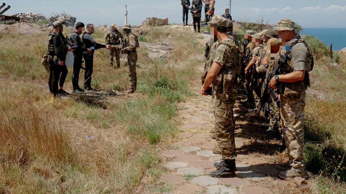 **Буданов інспектував позиції ЗСУ на Зміїному: деталі візиту та нагородження бійців**