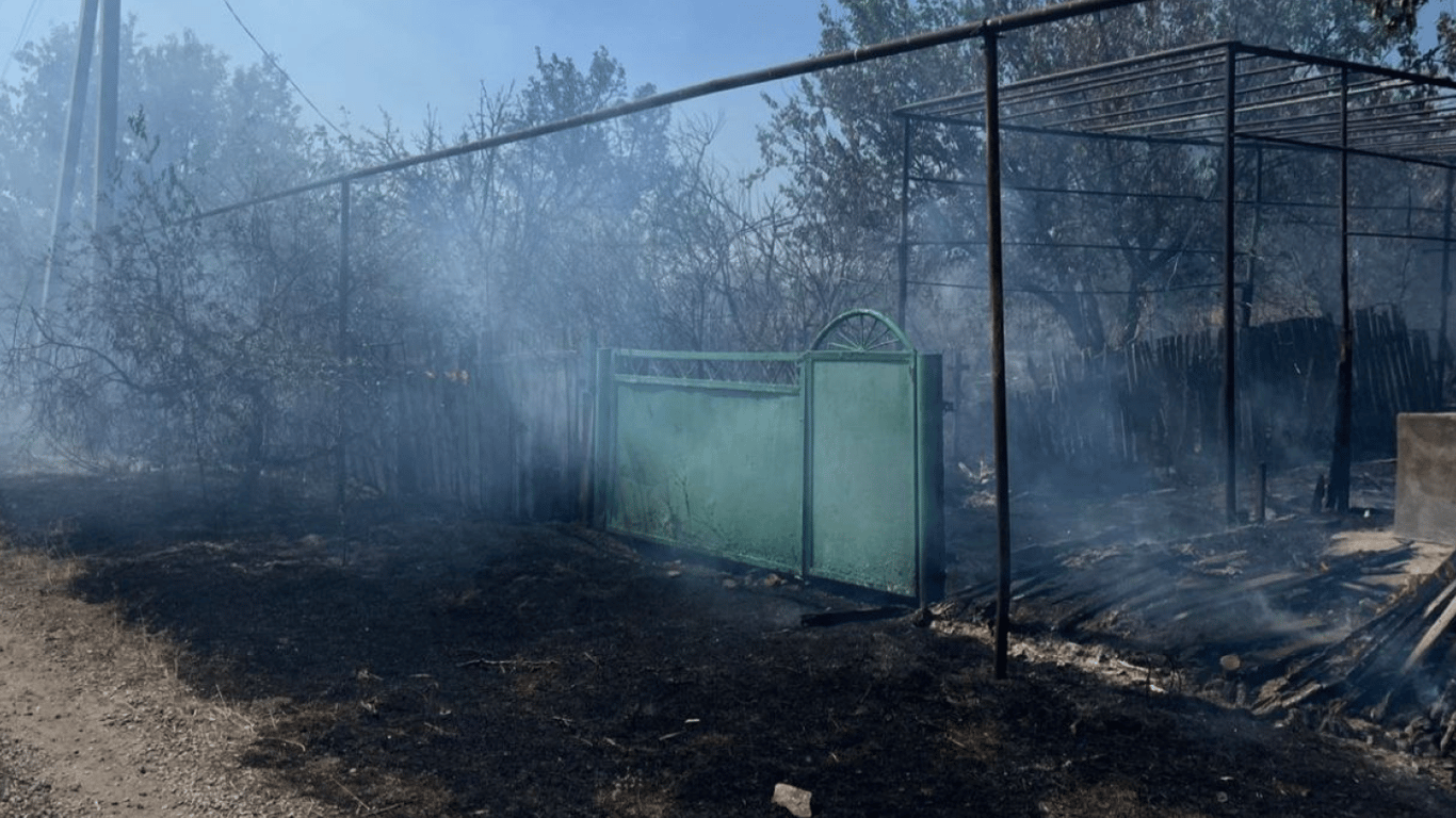 Росіяни обстріляли Нікопольщину: жінка поранена, знищені будинки та ферма