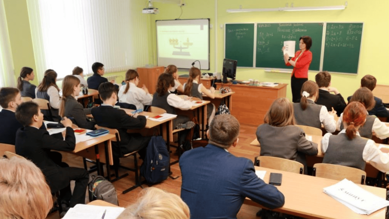 У РФ учителів змушують працювати безкоштовно: мільйонні штрафи за лікарняні