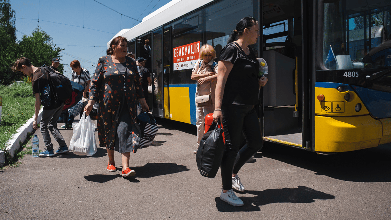 В Донецкой области объявили принудительную эвакуацию: 1150 детей в зоне опасности
