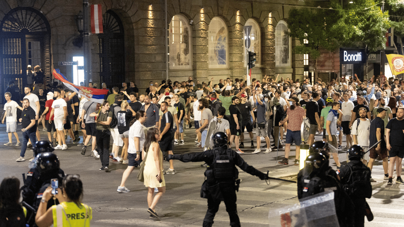 Сербія в огні протестів: десятки постраждалих у сутичках з поліцією