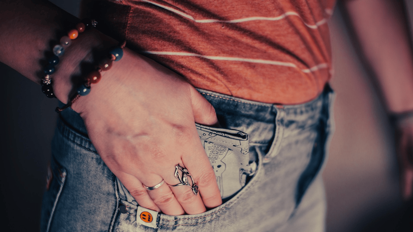Dżinsy skinny tracą popularność: co młodzież wybiera zamiast nich