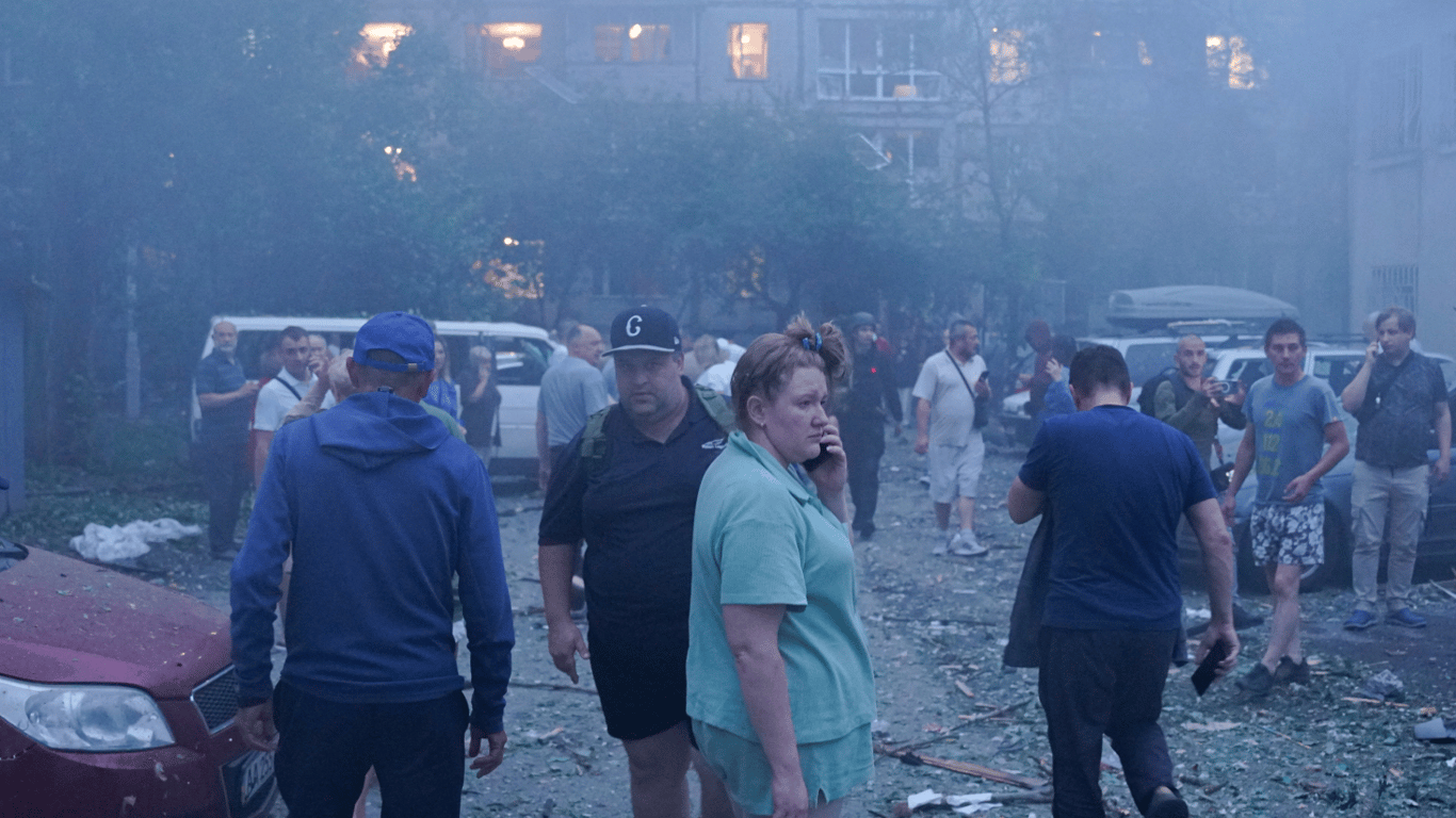 Ракетный удар в Киеве: жители разрушенного многоэтажного дома до сих пор не знают, когда вернутся домой