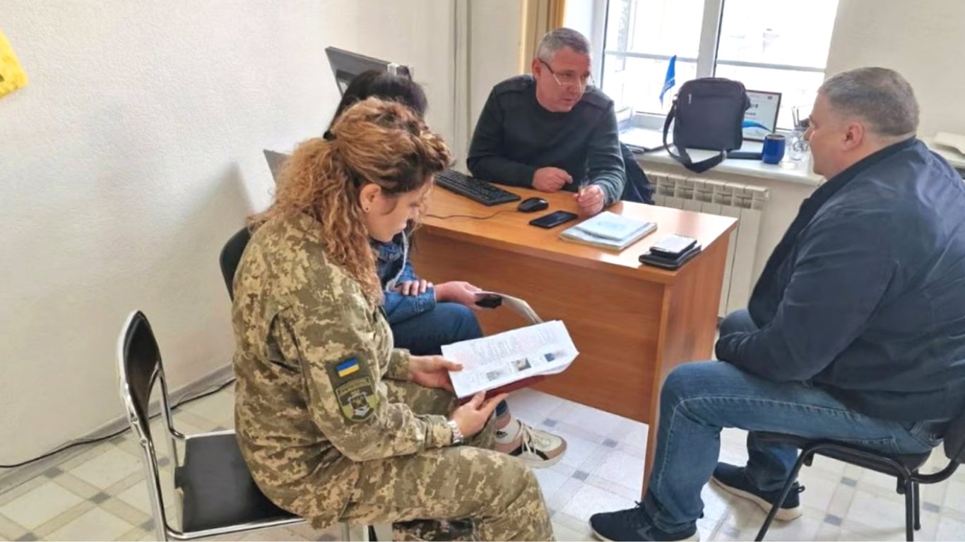 Українцям без сплачених штрафів ТЦК відмовляють у бронюванні: що робити