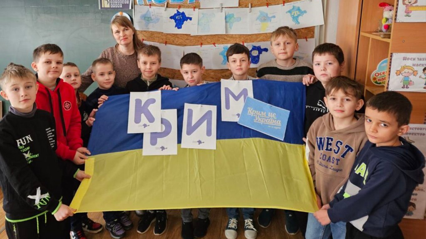 В окупованому Криму вчителям наказали стежити за дітьми в соцмережах: деталі