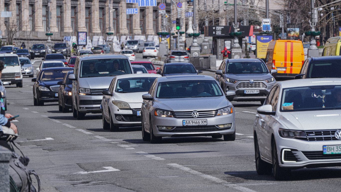 Tesla лідирує в Україні: які бензинові авто обирають водії та їх ціни