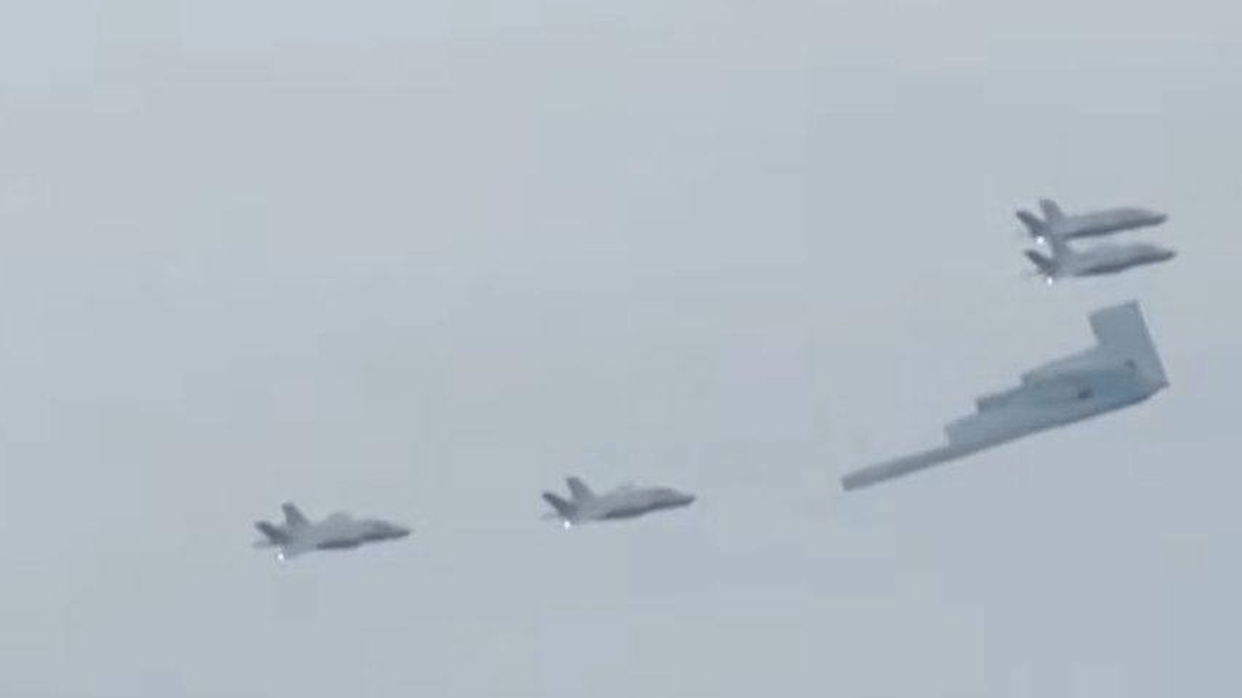 Над зустріччю Путіна та Трампа пролетів B-2 Spirit: що означає цей маневр