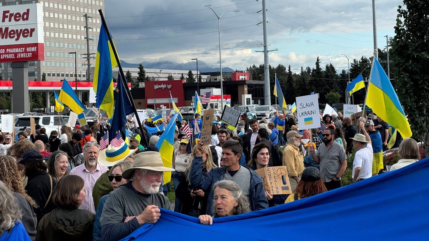 Amerykanie na Alasce wyszli na manifestacje za Ukrainą podczas negocjacji Trumpa z Putinem