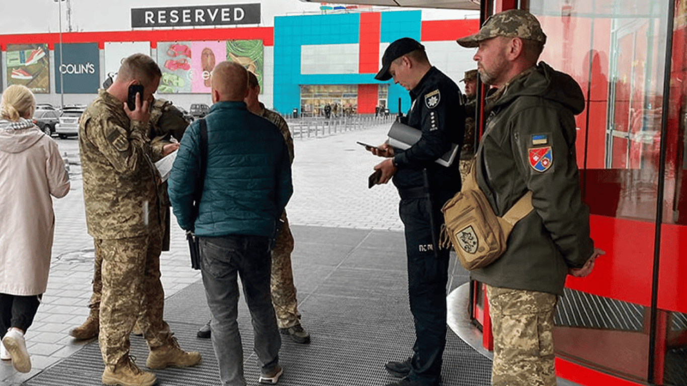 Чоловіка з відстрочкою затримали на блокпосту: що кажуть юристи про мобілізацію