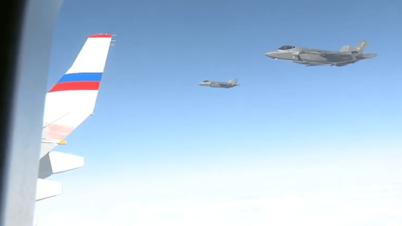 Літак Путіна супроводжують F-22: деталі польоту після зустрічі з Трампом