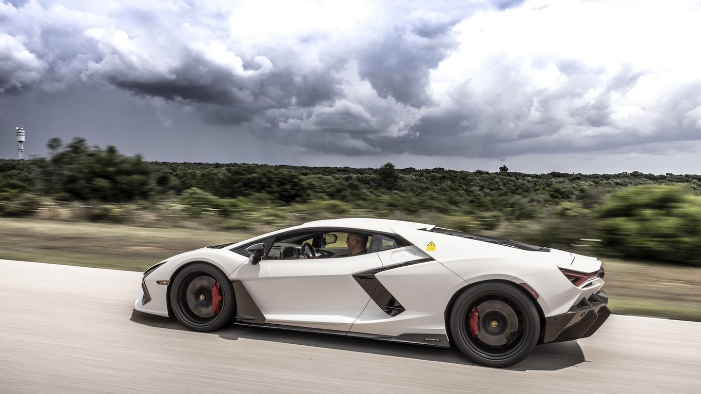 Oil change in Lamborghini costs up to $2000: why supercar maintenance is so expensive