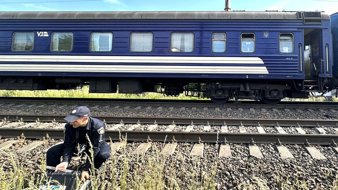 Мужчину на железной дороге в Одессе поразило электрическим током: состояние пострадавшего тяжелое