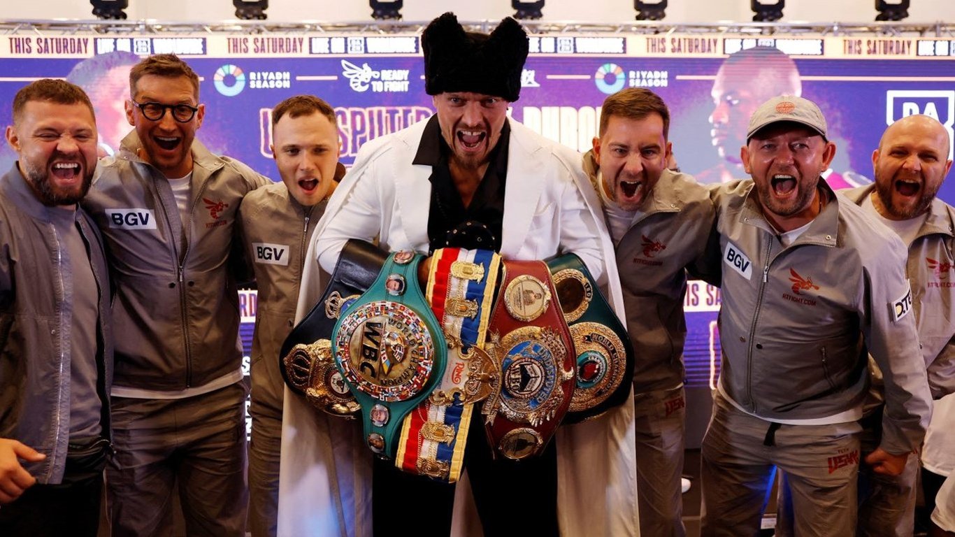 Олександр Усик просить WBO відстрочити бій через травму: що відомо