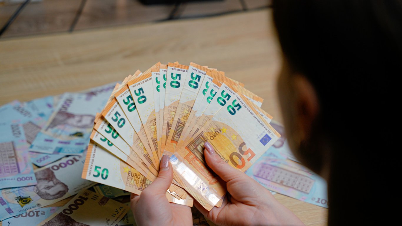Курс євро досяг 48,50 грн: чи варто купувати валюту в серпні