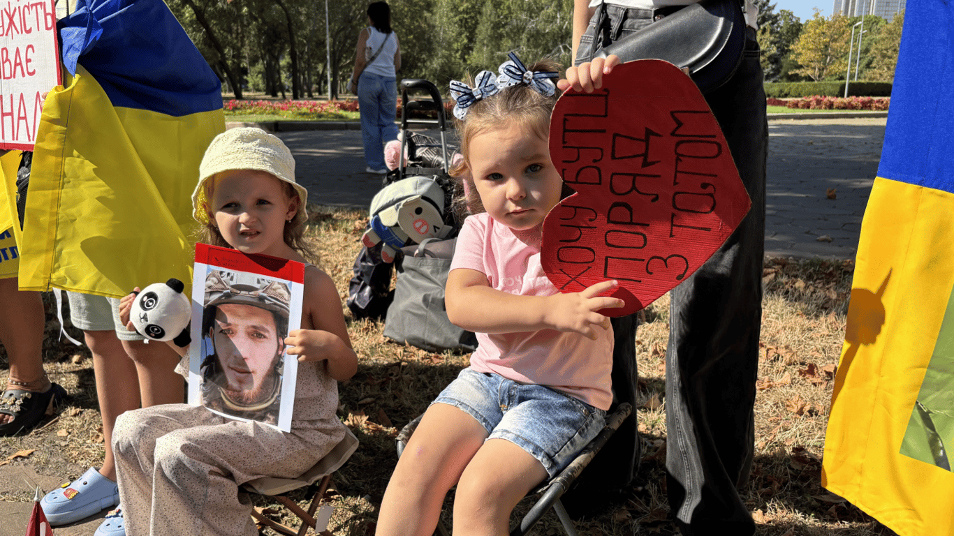 Родини полонених вийшли на акцію в Одесі: як вони боронять увагу до зниклих