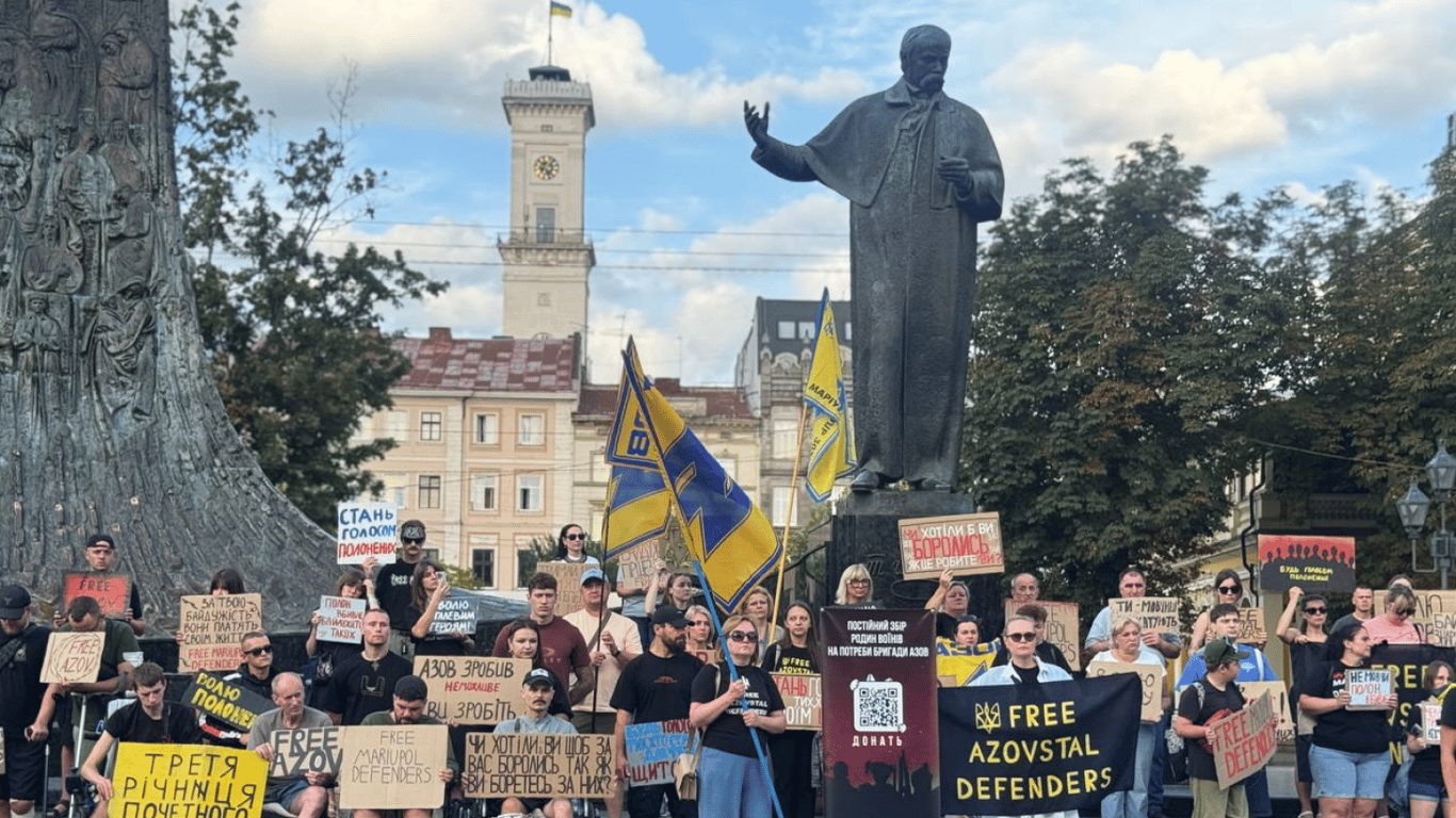 Львів вийшов на акцію за полонених: як місто нагадує про зниклих захисників