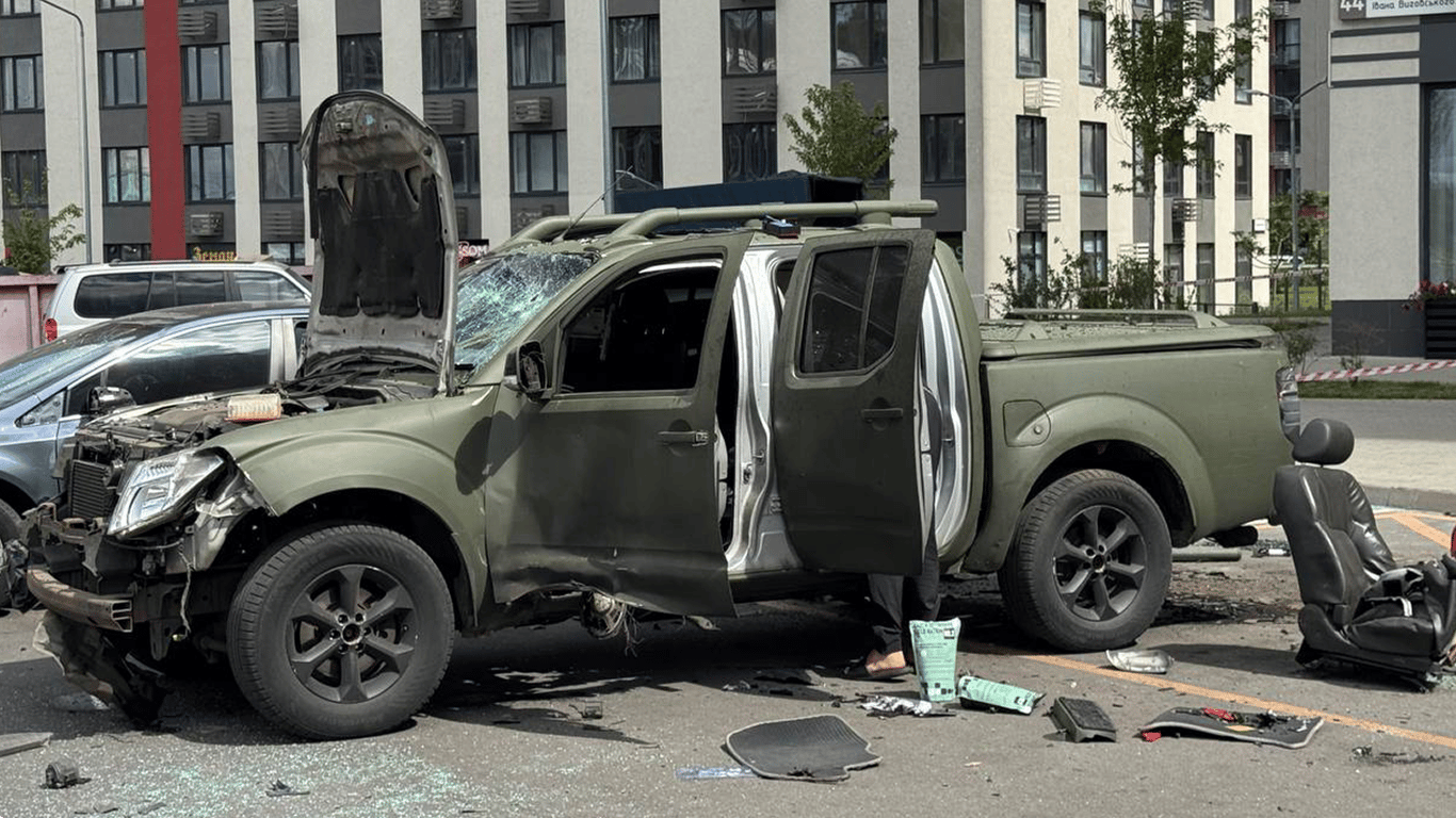 Взрыв в Киеве: военнослужащий ранен, авто уничтожено – подробности
