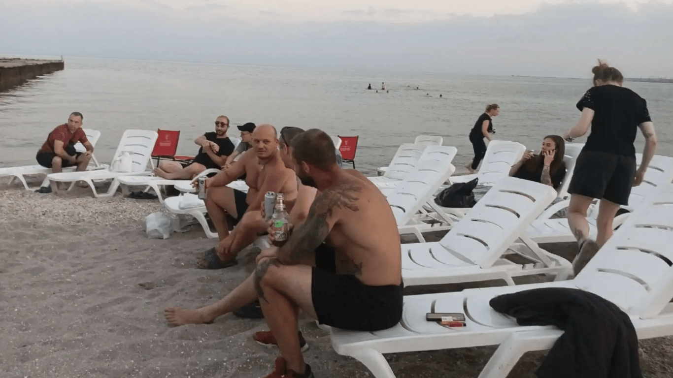 Російські туристи влаштували шезлонгові війни на курортах: деталі скандалів