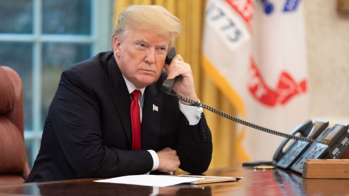 Трамп терміново телефонував Путіну під час переговорів: що обговорили лідери