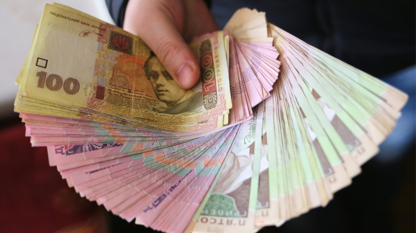 Українцям змінюють правила вивозу готівки за кордон: які суми треба декларувати