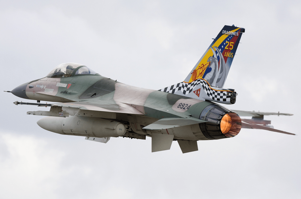 Венесуельські винищувачі F-16 пролетіли над кораблем США у провокаційному вильоті