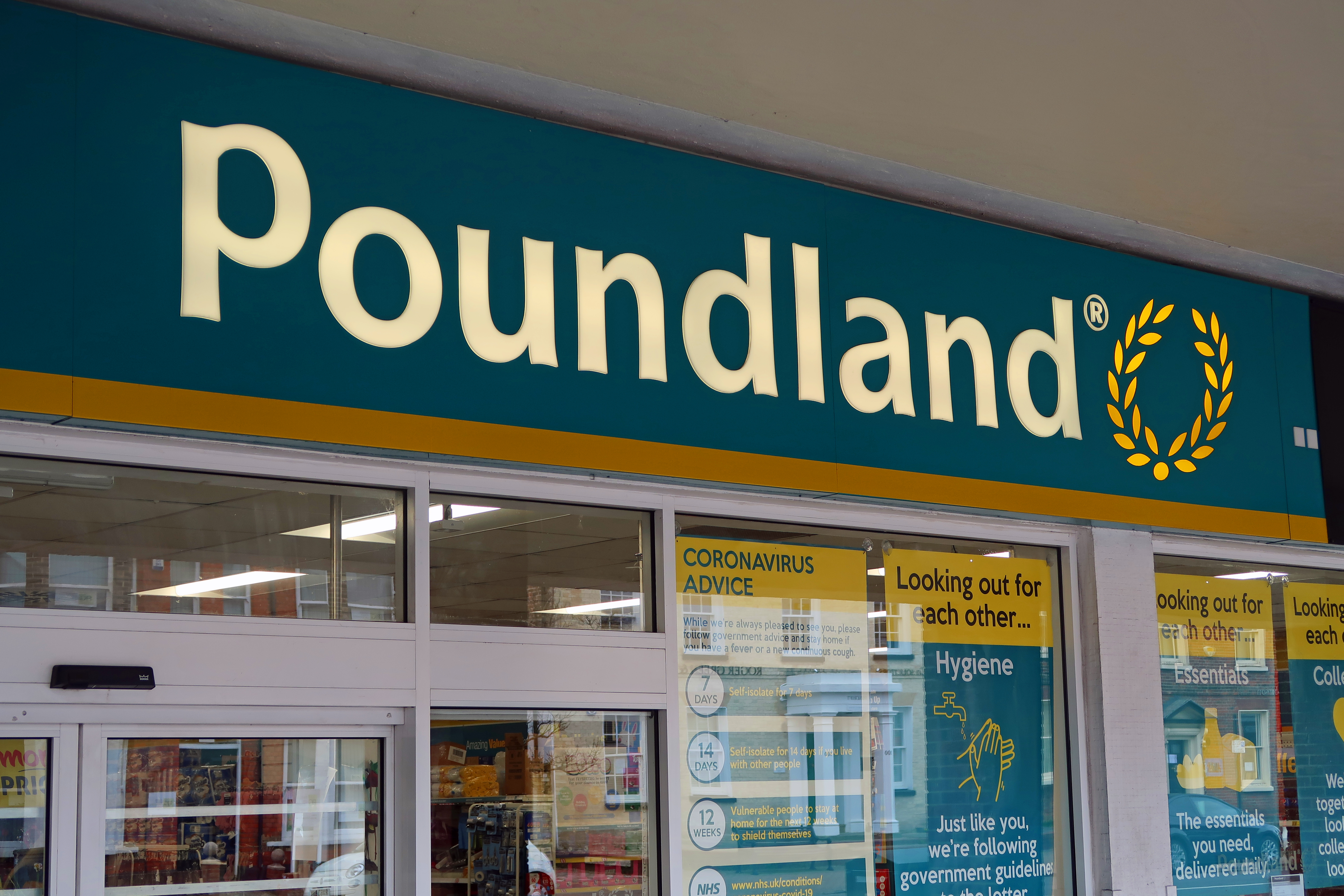 Poundland закрывает три магазина в Британии: стартовали масштабные распродажи