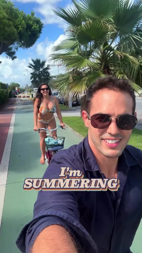 Kelly Brook surprised with her figure in a daring bikini: bright holiday photos