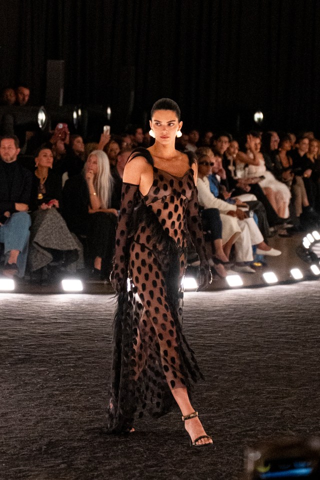 Kendall i Kylie Jenner na Tygodniu Mody w Paryżu: efektowne stylizacje sióstr