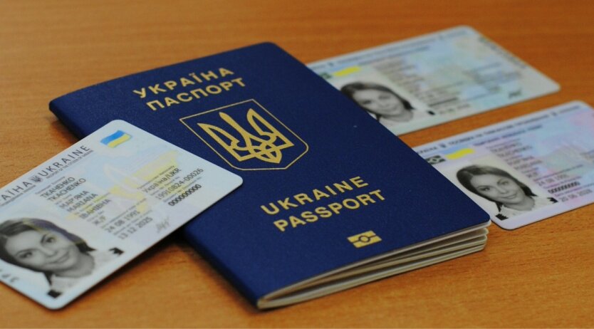 Українцям загрожують проблеми із паспортом: як не залишитися без документів за кордоном