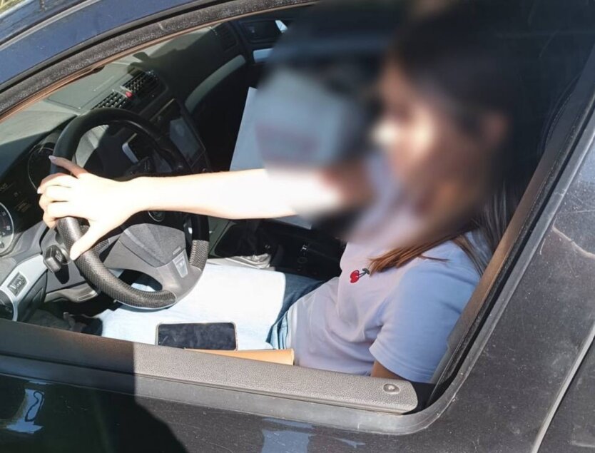 У Києві Skoda перегородила трамвайну колію: водійка отримала штраф