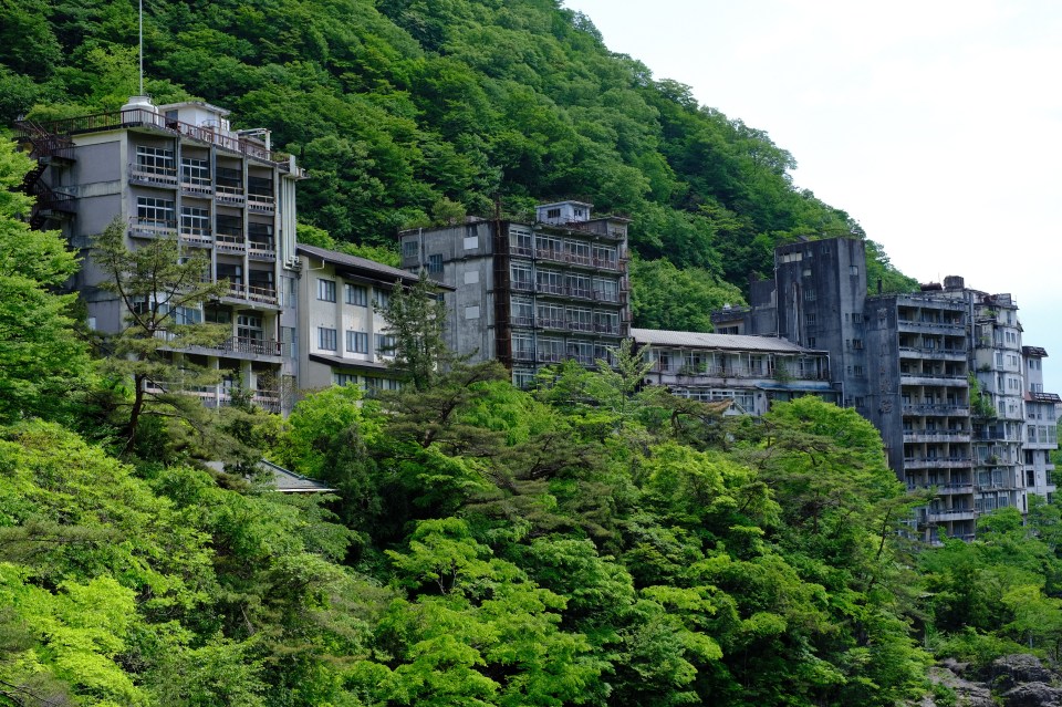 Inside eerie abandoned Japanese hotel with thousand-Buddha statue that used to be religious-themed amusement park