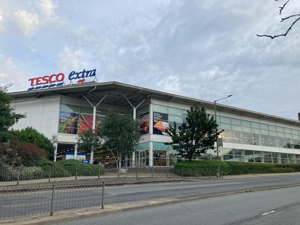 У мережі обговорюють захист свічок у Tesco: що крадуть в українських супермаркетах
