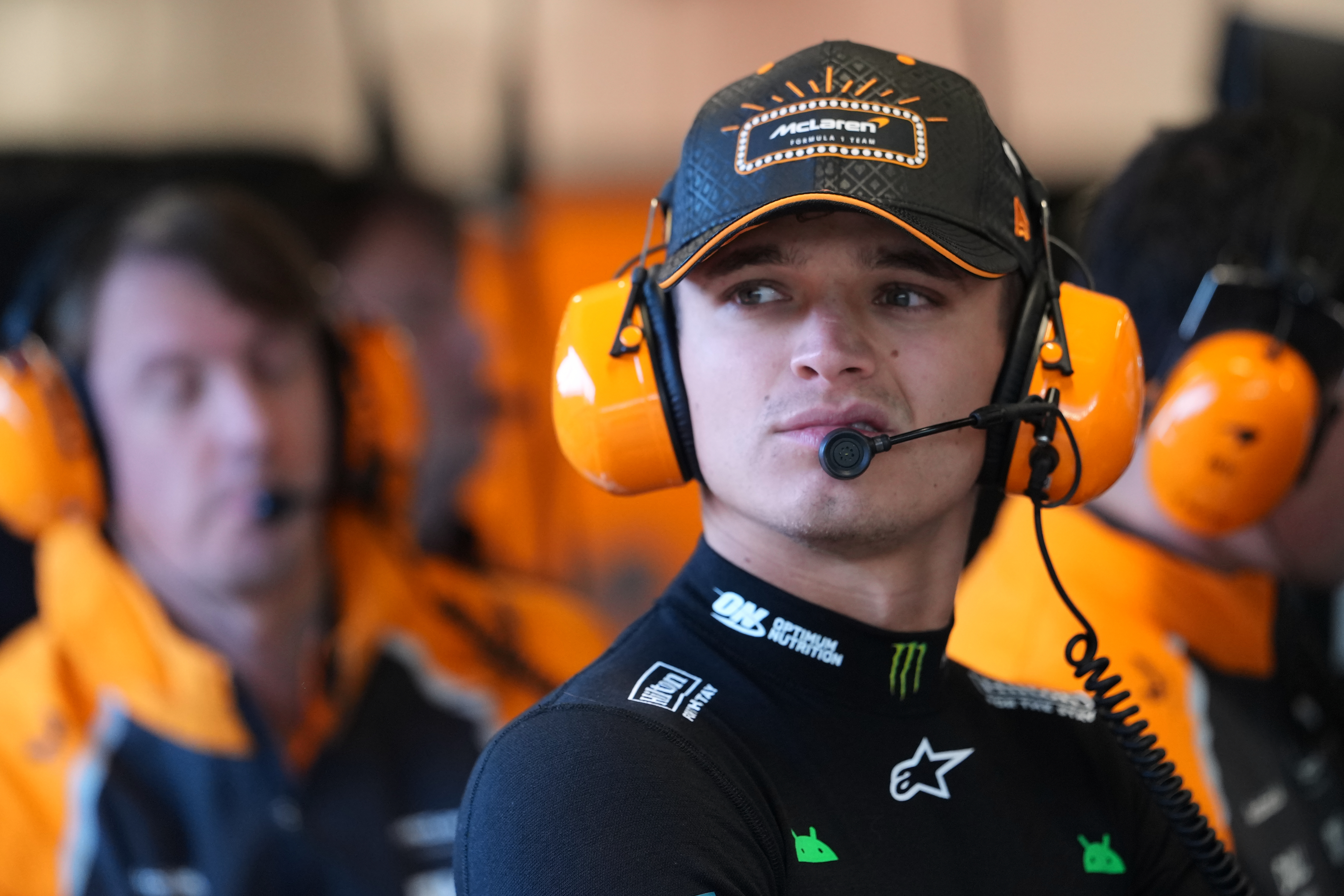 Ландон Норріс лідирує у чемпіонаті F1: як він обходиться без суєвір