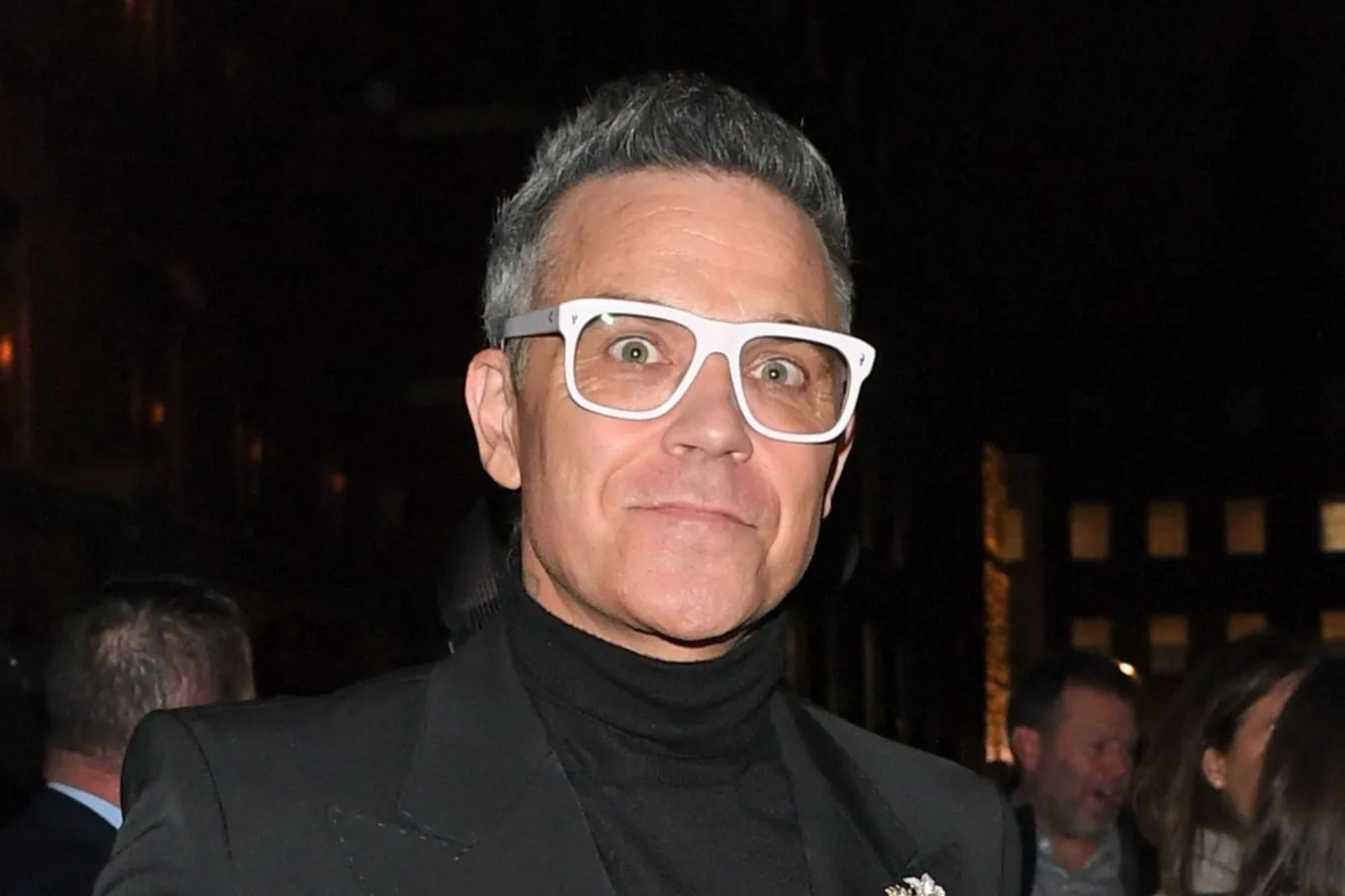 Robbie Williams in glasses after complaints about vision: what is known about the singer's health status
