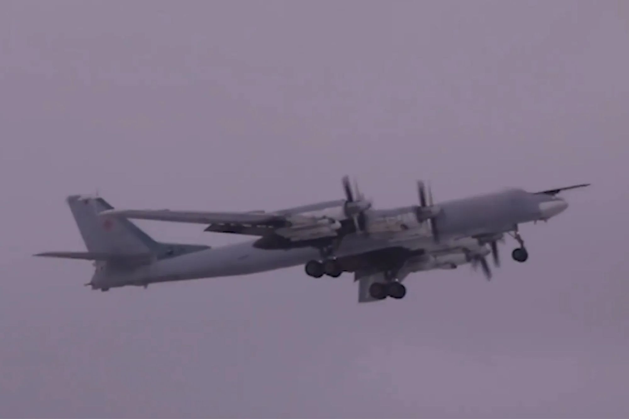 Російські стратегічні бомбардувальники Tu-95MS знову наблизилися до Британії: деталі провокаційного польоту