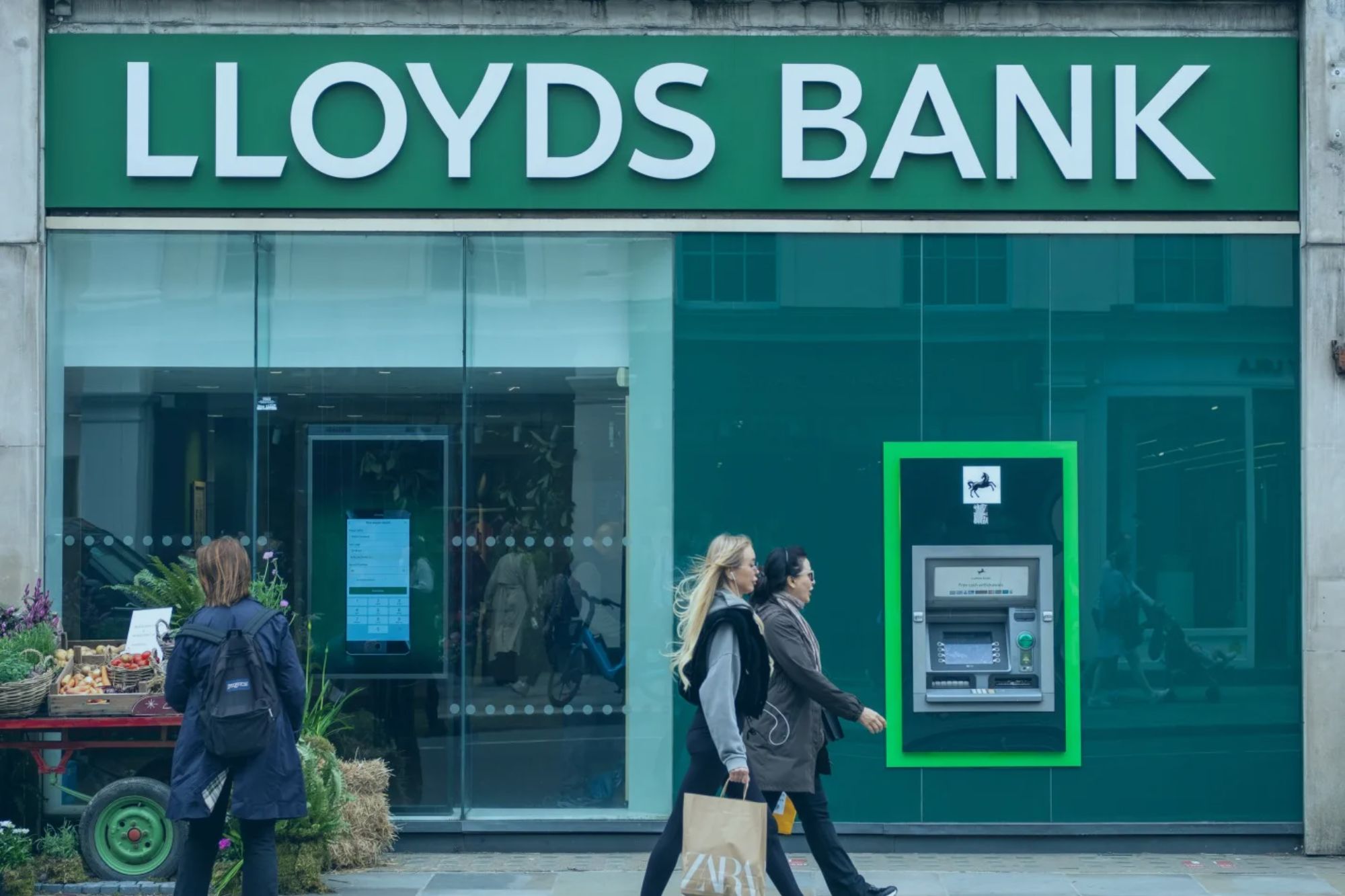 Закрытие отделений Lloyds и Halifax