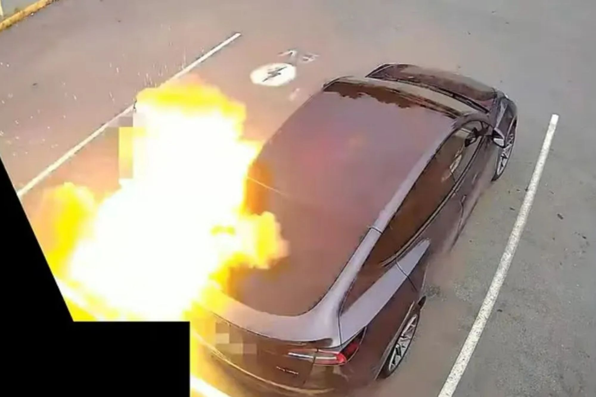 Вибух зарядного пристрою Tesla: що трапилося через несертифікований адаптер