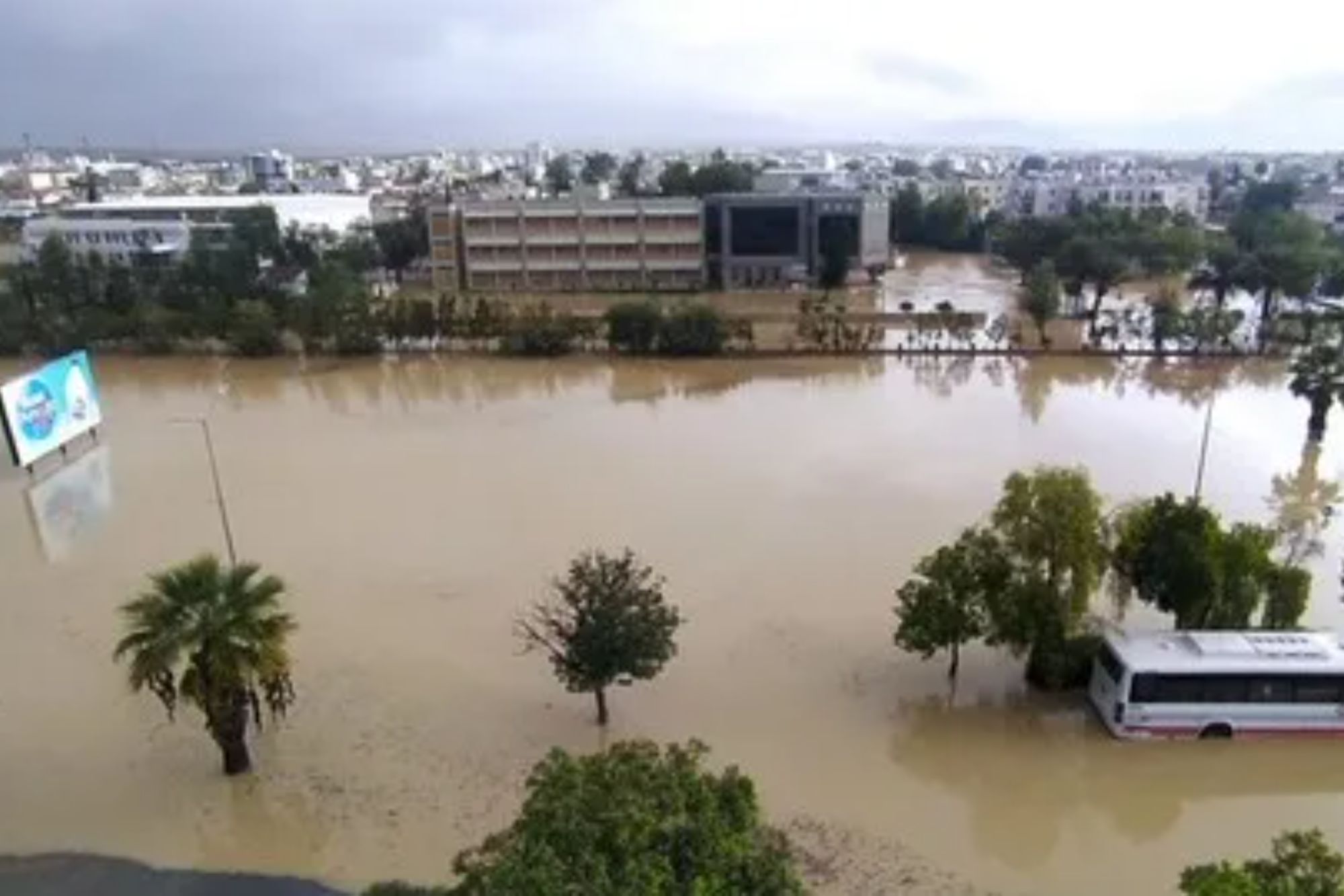 Дороги Кіпру під водою