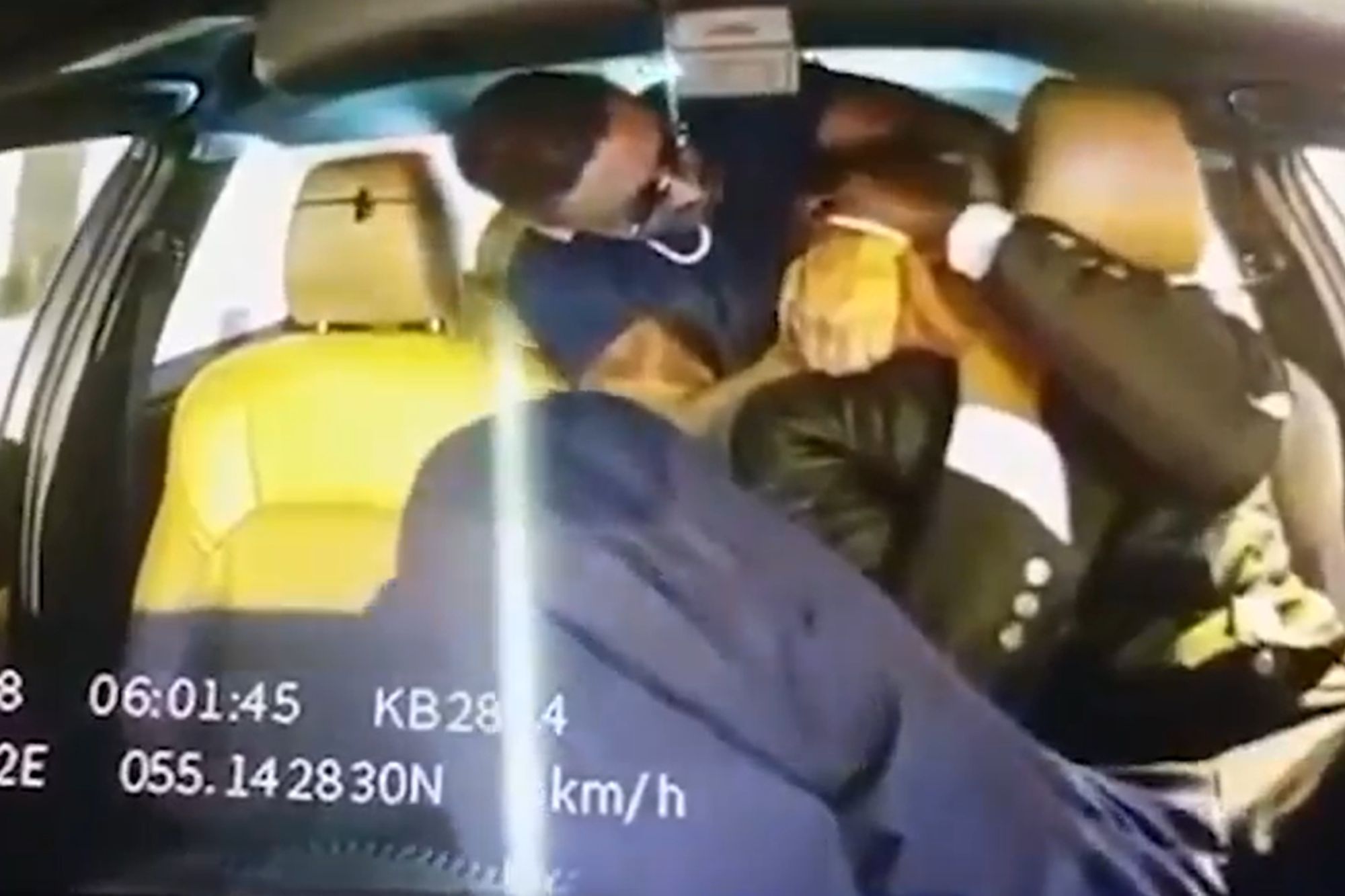 Таксіст у Дубаї зазнав нападу пасажира: шокуюче відео з салону авто
