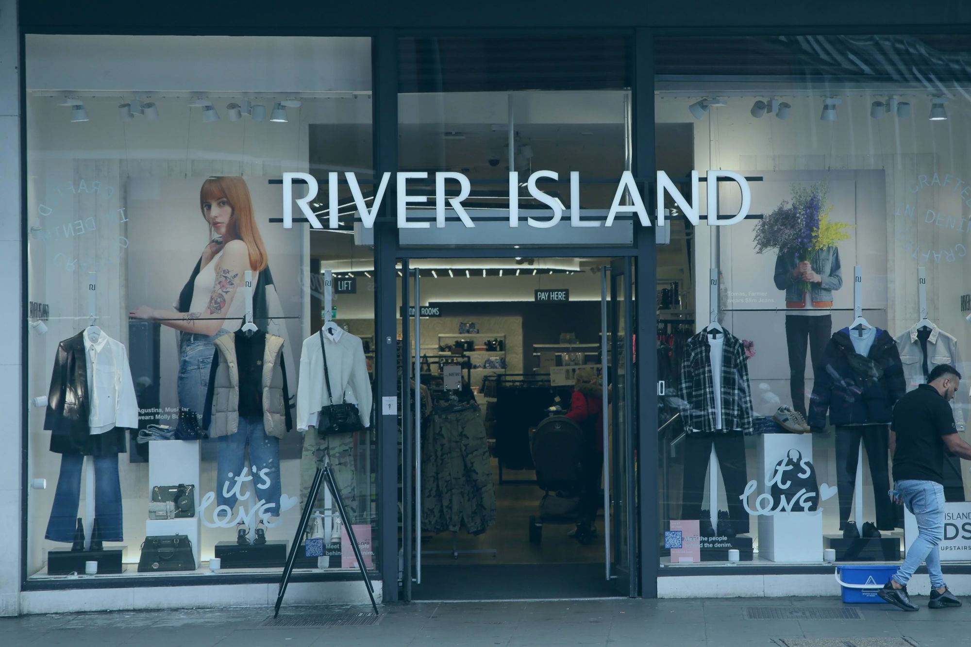 River Island закрывает магазин в Британии