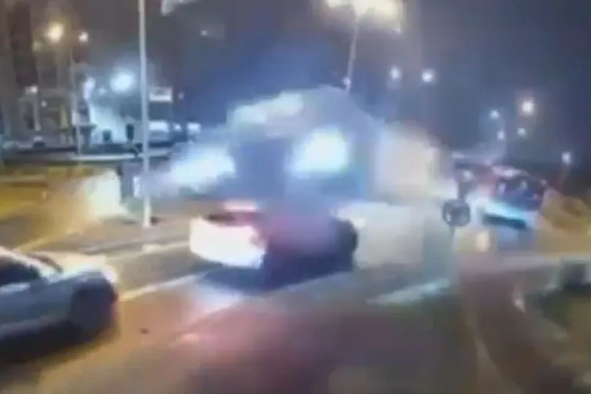 Румунський водій вижив після жахіття: Mercedes перелетів кілька авто на перехресті